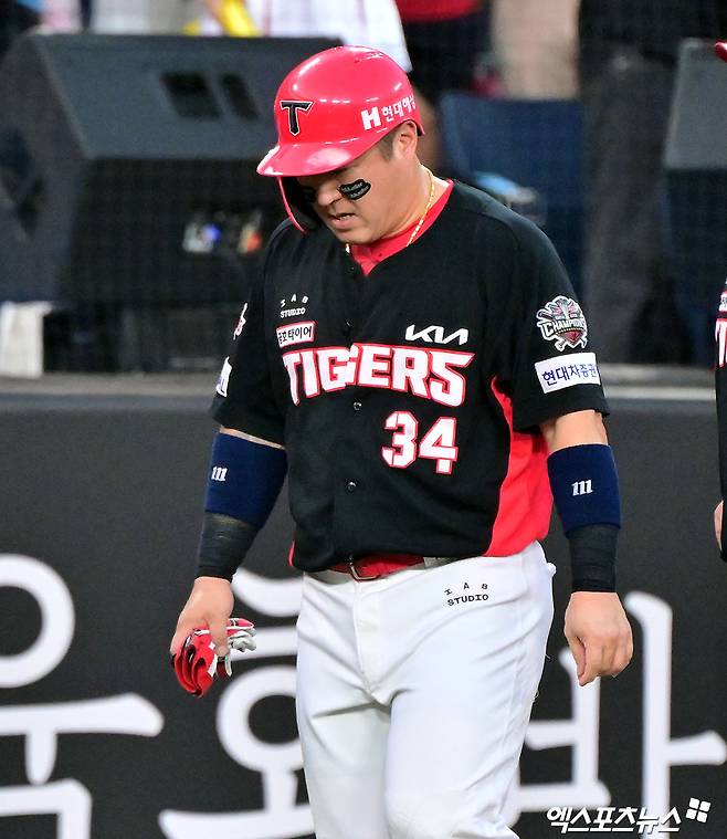 8일 오후 대전 한화생명 볼파크에서 열린 '2025 신한 SOL Bank KBO리그' KIA 타이거즈와 한화 이글스의 경기, 3회초 1사 2,3루 KIA 최형우가 부상으로 인해 교체되고 있다. 대전, 김한준 기자