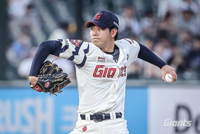 지난 8일 두산 베어스와의 사직 홈 경기에서 5이닝 1실점 호투를 펼쳤던 롯데 자이언츠 좌완 홍민기. 사진 롯데 자이언츠