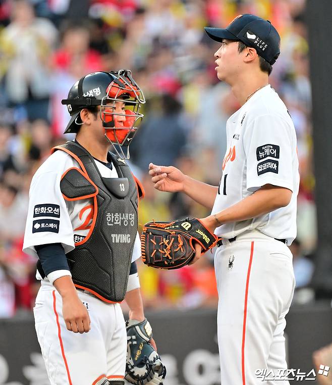 9일 오후 대전 한화생명 볼파크에서 열린 '2025 신한 SOL Bank KBO리그' KIA 타이거즈와 한화 이글스의 경기, 2회초 무사 1,2루 한화 최재훈이 마운드를 방문해 엄상백과 대화를 나누고 있다. 대전, 김한준 기자