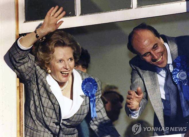 1987년 대처(왼쪽)와 함께 총선 승리를 축하하는 테빗 [AP 연합뉴스 자료사진]
