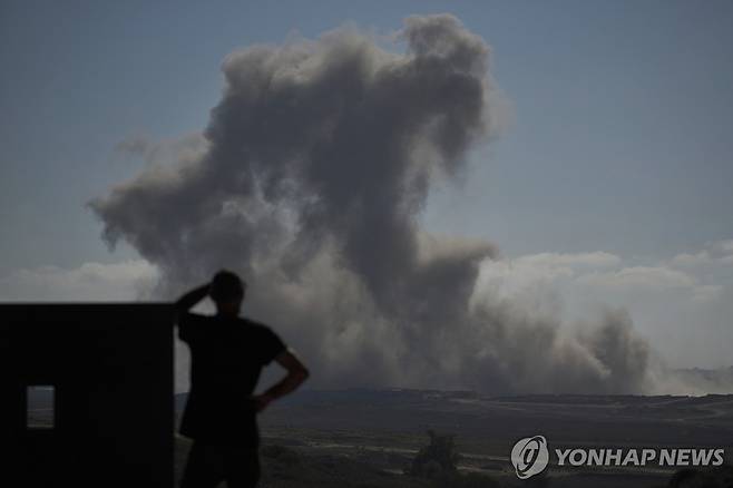 8일(현지시간) 가자 지구 포연 바라보는 남성 [AP=연합뉴스. 재판매 및 DB 금지]