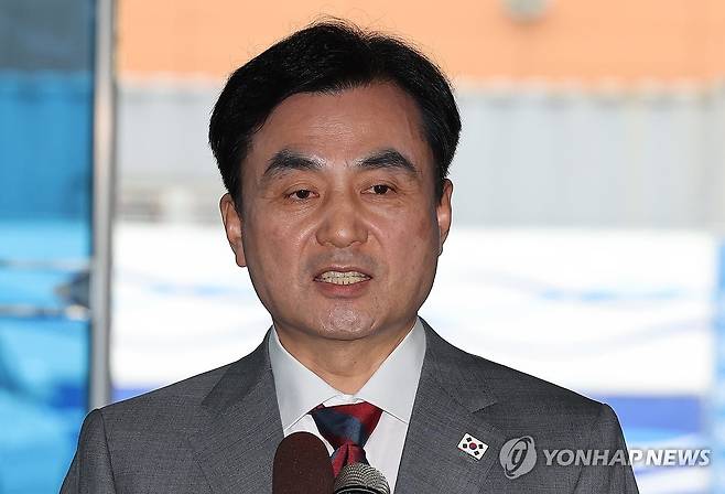 답변하는 안규백 국방부 장관 후보자 (서울=연합뉴스) 서명곤 기자 = 안규백 국방부 장관 후보자가 27일 서울 용산구 육군회관에 마련된 인사청문회 준비사무실로 들어서며 취재진의 질문에 답하고 있다. 2025.6.27 seephoto@yna.co.kr