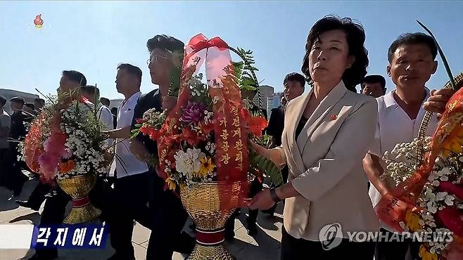 북한 각지 주민들, 김일성 31주기 추모 (서울=연합뉴스) 북한 각지 주민들이 김일성 주석 사망 31주기(7.8일)를 맞아 각 도 소재지와 시에 있는 김일성·김정일 동상을 찾아 추모했다고 조선중앙TV가 8일 보도했다. [조선중앙TV 화면] 2025.7.8 
    [국내에서만 사용가능. 재배포 금지. For Use Only in the Republic of Korea. No Redistribution] nkphoto@yna.co.kr