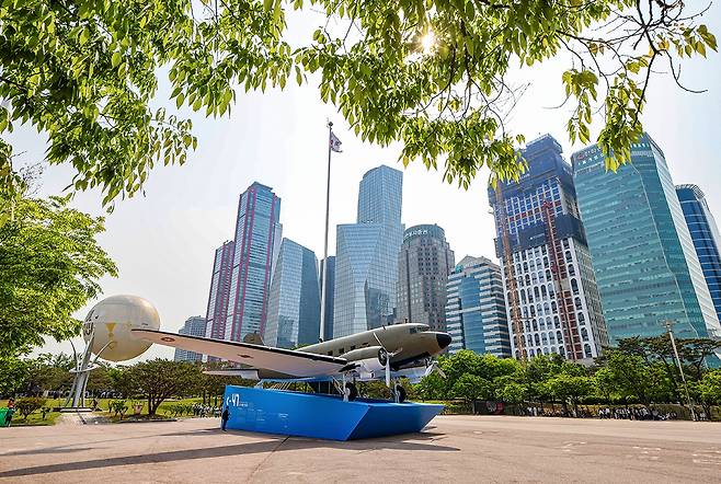 광장인 '문화의 마당'에 전시된 C-47 수송기 [사진/임헌정 기자]