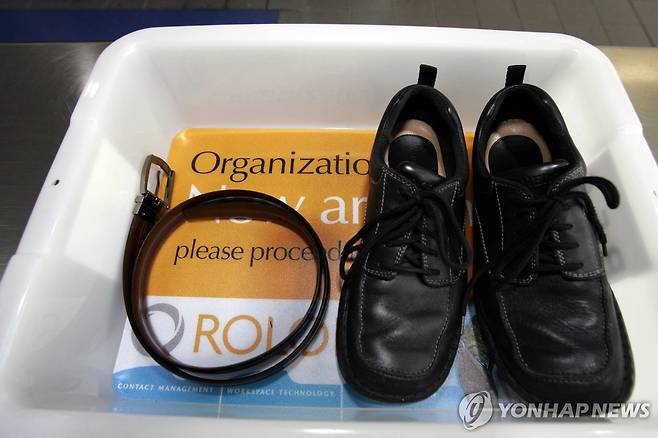 공항 보안 검색대에 벗어놓은 신발 [AP 연합뉴스 자료사진. 재판매 및 DB 금지]