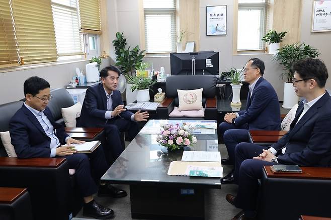 최재형 군수(왼쪽 두번째)가 보은군 농협지부를 찾은 모습 [보은군 제공. 재판매 및 DB 금지]