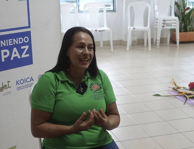 폭력 피해 여성의 자조를 지원하는 카살라니 의원 콜롬비아 남부 도시 알바니아시의 '여성의 집'을 지원하는 카살리나 시의원. [코이카 제공. 재판매 및 DB 금지]