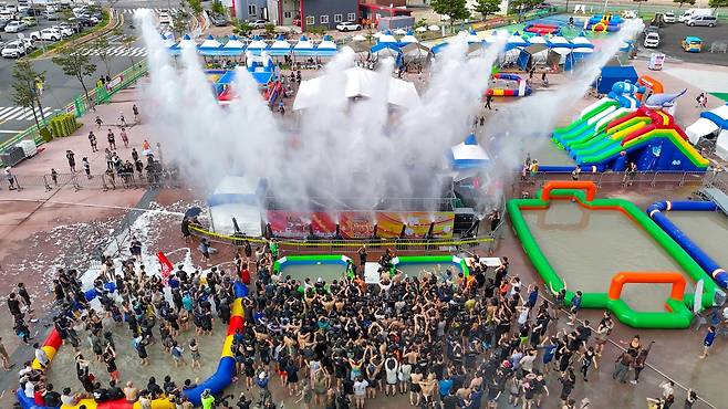 지난해 보령머드축제 즐기는 관광객들 [보령시 제공. 재판매 및 DB 금지]