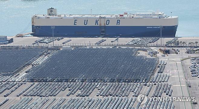 수출 앞둔 자동차 현대자동차 울산공장 수출선적부두 옆 야적장에 완성차가 대기하고 있다. 2025.4.2 yongtae@yna.co.kr