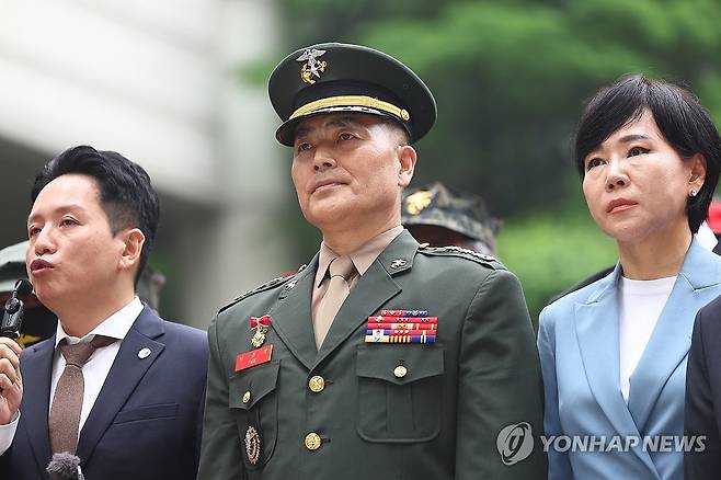 박정훈 대령 (서울=연합뉴스) 서대연 기자 = 해병대 채모 상병 순직 사건과 관련해 1심에서 무죄를 선고받은 박정훈 전 해병대 수사단장(대령)이 16일 서울 서초구 서울고등법원에서 열린 2심 준비공판에 출석하기 전 열린 기자회견에 참석해 있다. 2025.5.16 dwise@yna.co.kr