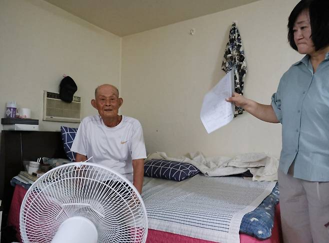 선풍기 쐬는 김광수씨 [이성민 촬영]