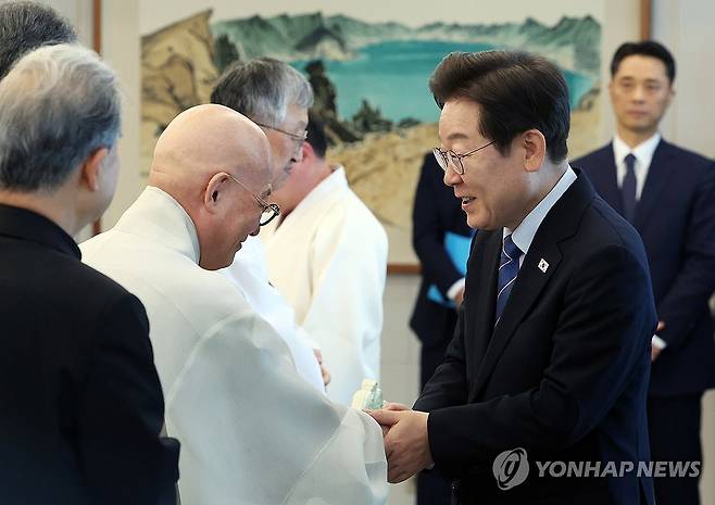 종교 지도자 만난 이재명 대통령 (서울=연합뉴스) 한상균 기자 = 이재명 대통령이 9일 용산 대통령실에서 오찬에 참석한 종교계 지도자들과 인사하고 있다. 2025.7.9 xyz@yna.co.kr