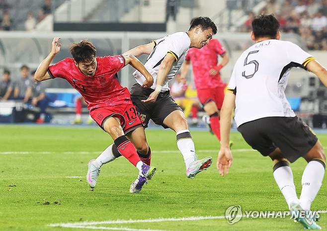 슛하는 강상윤 (용인=연합뉴스) 홍기원 기자 = 7일 경기도 용인미르스타디움에서 열린 2025년 동아시아축구연맹(EAFF) E-1 챔피언십(동아시안컵) 남자부 1차전 한국과 중국의 경기. 한국 강상윤이 슛하고 있다. 2025.7.7 xanadu@yna.co.kr