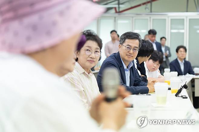 DMZ 대성동 주민 만난 김동연 경기도지사 (파주=연합뉴스) 김동연 경기도지사(가운데)가 9일 경기도 파주시 캠프 그리브스에서 대성동 마을 주민들과 차담회를 열고 주민들의 의견을 경청하고 있다. 2025.7.9 [경기도북부청 제공. 재판매 및 DB 금지] andphotodo@yna.co.kr