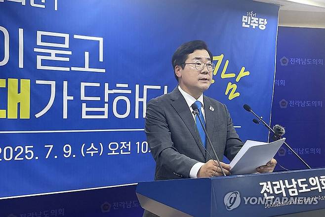 전남 찾은 박찬대 (무안=연합뉴스) 형민우 기자 = 더불어민주당 당 대표 후보인 박찬대 의원이 9일 전남 무안군 전남도의회 브리핑룸에서 기자회견을 열고 인사말을 하고 있다. 2025.7.9 minu21@yna.co.kr