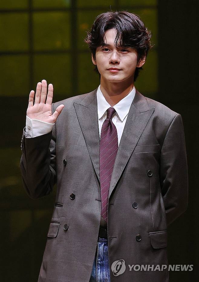 포즈 취하는 옹성우 (서울=연합뉴스) 이재희 기자 = 배우 옹성우가 9일 서울 서초구 예술의전당 CJ토월극장에서 열린 연극 '셰익스피어 인 러브' 기자간담회에서 포즈를 취하고 있다. 2025.7.9 scape@yna.co.kr