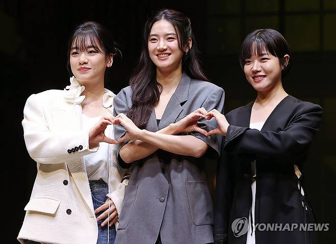 비올라 연기한 배우들 (서울=연합뉴스) 이재희 기자 = 9일 서울 서초구 예술의전당 CJ토월극장에서 열린 연극 '셰익스피어 인 러브' 기자간담회에서 비올라를 연기한 배우 이주영(왼쪽부터), 박주현, 김향기가 포즈를 취하고 있다. 2025.7.9 scape@yna.co.kr