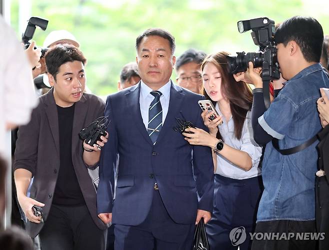 김계환 전 해병대사령관, 순직해병특검 출석 (서울=연합뉴스) 윤동진 기자 = 김계환 전 해병대사령관이 채상병 사건 수사방해 의혹과 관련 조사를 받기 위해 지난 7일 서울 서초구 순직해병특검 사무실로 향하고 있다. 2025.7.7 mon@yna.co.kr