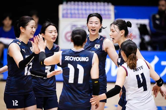폴란드와 VNL 경기에서 파이팅 외치는 여자배구 대표팀 선수들 [FIVB 홈피 캡처. 재판매 및 DB 금지]