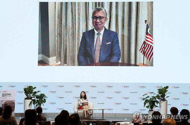 틍쿠 자프룰 아지즈 말레이시아 투자통상산업부 장관 (싱가포르 로이터=연합뉴스) 틍쿠 자프룰 아지즈 말레이시아 투자통상산업부 장관이 9일(현지시간) 싱가포르에서 열린 행사에서 원격으로 대담하고 있다. 2025.07.09