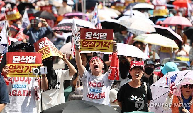 법원 앞 윤 전 대통령 지지자들 (서울=연합뉴스) 윤동진 기자 = '12·3 비상계엄' 사태 관련 윤석열 전 대통령의 재구속 여부를 결정지을 영장실질심사가 열린 9일 서울 서초구 법원삼거리에서 윤 전 대통령 지지자들이 집회를 열고 영장 기각을 촉구하고 있다. 2025.7.9 mon@yna.co.kr
