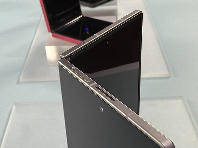 삼성 갤럭시 Z폴드7 언팩 (뉴욕=연합뉴스) 이지헌 특파원 = 삼성전자는 9일(현지시간) 뉴욕 브루클린 두갈 그린하우스에서 열린 신제품 공개 행사 '갤럭시 언팩 2025'에서 신형 폴더블 스마트폰 갤럭시 Z 폴드7 및 플립7를 전 세계에 소개했다. 사진은 폴드7를 펼친 모습. 2025.7.9 pan@yna.co.kr