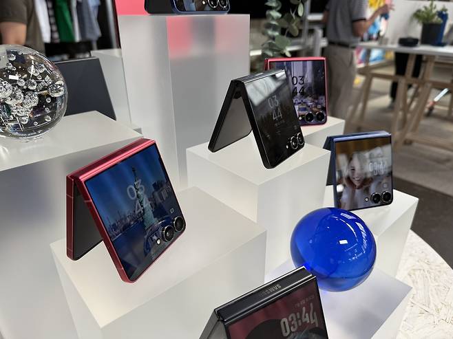 삼성 갤럭시 Z 플립7 언팩 (뉴욕=연합뉴스) 이지헌 특파원 = 삼성전자는 9일(현지시간) 뉴욕 브루클린 두갈 그린하우스에서 열린 신제품 공개 행사 '갤럭시 언팩 2025'에서 신형 폴더블 스마트폰 갤럭시 Z 폴드7 및 플립7를 전 세계에 소개했다. 사진은 전시된 플립7 모습. 2025.7.9 pan@yna.co.kr