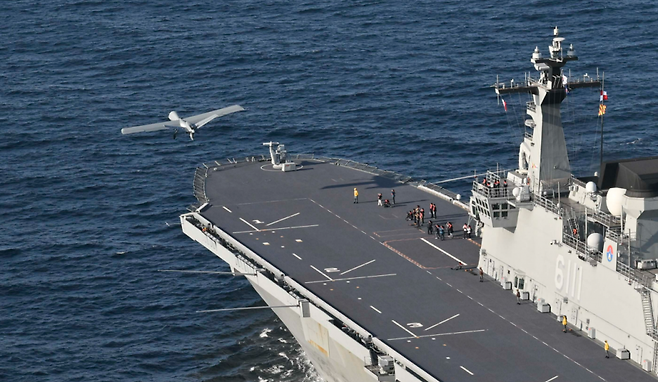 무인기 이착륙 테스트중인 독도함