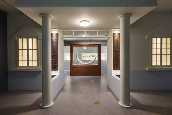 인천시립박물관 기획특별전 ‘우리 박물관의 기구한 손님들’ 전시장 입구. 현 제물포구락부가 시립박물관이던 시절 박물관 입구 모습을 재현했으며, 입구에 들어서자마자 ‘시베리아 매머드 어금니’(사진 가운데)를 만날 수 있다. /인천시립박물관 제공