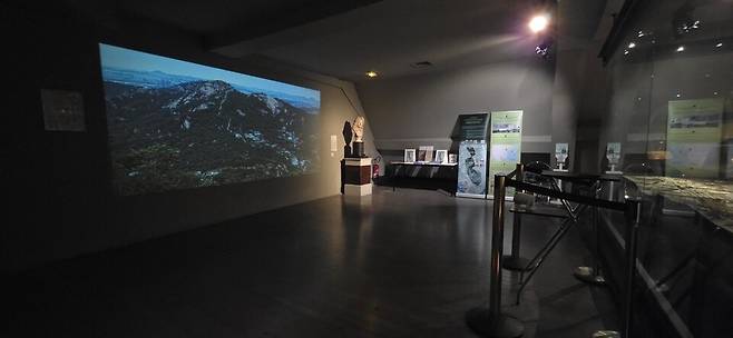 ▲&nbsp;'한양의 수도성곽' 특별전 전시실 전경. /사진제공=경기문화재단