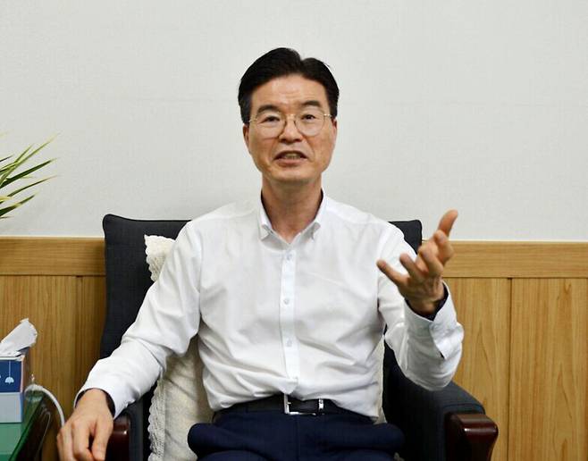 ▲ 의정부도시교육재단 이성 초대 대표이사가 10일 인천일보와의 인터뷰를 통해 배움이 살아있는 도시로 만들 계획 등을 설명했다.