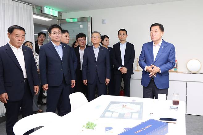 ▲ 이한준 LH 사장, 이재준 수원특례시장을 포함한 양 기관 관계자들이 새빛청년존2호 입주기업을 방문한 모습. /사진제공=LH