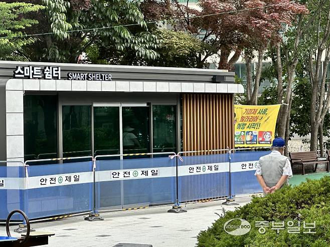 인천 미추홀구 숭의동 주인공원 내에 설치된 스마트쉼터 모습. 문이 굳게 닫혀 있고 펜스가 쳐져 있어 무용지물인 상태다. 사진=장수빈기자