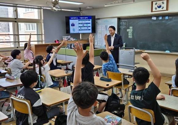 김찬진 인천 동구청장이 지역 내 초등학생을 대상으로 도로명주소 교육을 하고 있다. [사진 = 동구청]