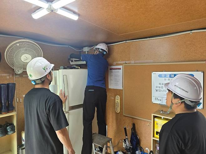 인천 연수구시설안전관리공단이 송도 내 공원 전기시설에 대한 특별안전점검을 실시했다,