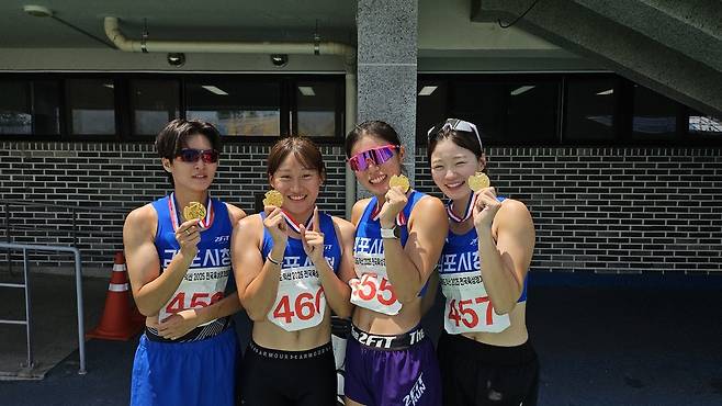 10일 전북 익산종합운동장에서 열린 백제왕도 익산 2025 전국육상경기대회 여자일반부 1천600m 계주에서 우승을 차지한 김포시청 육상팀이 기념사진을 찍고 있다. <김포시청 육상팀 제공>