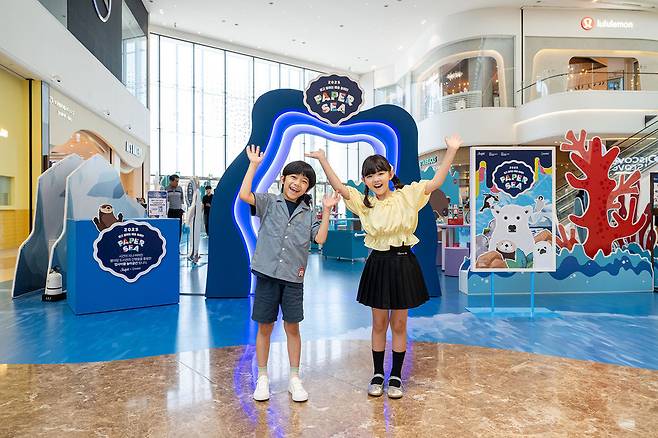 스타필드 고양은 '무림'과 함께 오는 27일까지 '페이퍼 어드벤처 2025'를 운영하고, 스타필드 하남·안성과 스타필드시티 위례·부천은 '성실화랑'과 함께 폐간행물을 활용한 업사이클링 캠페인 '페이퍼 씨'를 순차 진행한다. '페이퍼 씨' 전경.
