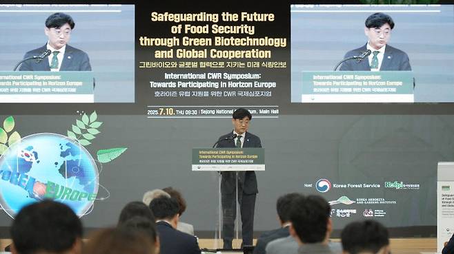 심상택 한국수목원정원관리원 이사장이 국제심포지엄에서 개회식에서 인사말을 하고 있다. /한국수목원정원관리원 제공