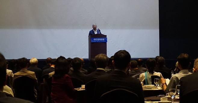 대전상공회의소(회장 정태희)는 10일 오전 대전 유성구에 소재한 호텔ICC에서 지역기업 대표 및 경제기관·단체장 300여 명이 참석한 가운데 '제251차 대전경제포럼 조찬세미나'를 개최했다. 정태희 회장이 인사말을 하고 있다. /김흥수 기자