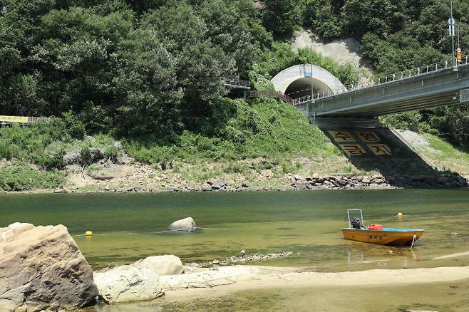 충남 금산 기러기공원 인근 금강 수역에서 물놀이를 하던 20대 4명이 사고를 당한 현장에 부표가 떠있다. (사진=임병안 기자)
