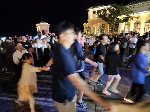 지난 2023년 9월22일 진도쏠비치에서 유네스코 인류무형문화유산으로 등재된 강강술래 특별공연이 개최된 가운데 투숙객들이 함께 강강술래에 참여하고 있다. 이윤선 촬영