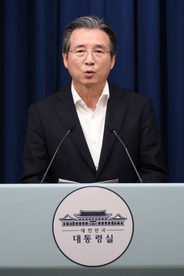 김용범 정책실장이 10일 용산 대통령실 기자회견장에서 RE100 산업단지 관련 브리핑을 하고 있다.연합뉴스