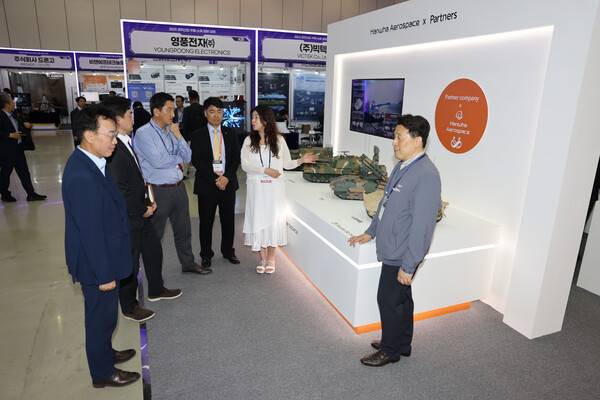 9일 경남 창원컨벤션센터에서 개막한 '2025 방위산업 부품소재 장비 대전'에서 한화에어로스페이스 '상생협력존'을 방문한 관람객들에게 직원들이 협력업체가 참여한 대표 무기체계와 함께 협력업체 동반성장 프로그램 등에 대해 설명하고 있다. 한화에어로스페이스는 이번 전시회에 처음으로 국방기술진흥연구소 과제 등에 참여한 협력업체 12곳과 함께 '상생협력존'을 마련했다. /한화에어로스페이스