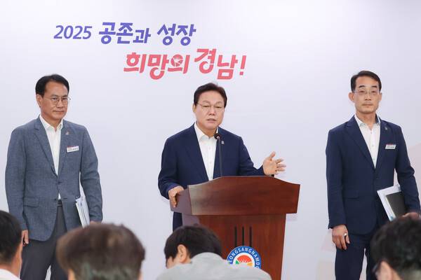 박완수(가운데) 경남도지사가 10일 경남도청 프레스센터에서 부울경 광역철도 구축 사업이 정부 예비타당성 조사를 통과했다고 밝히고 있다. /경남도