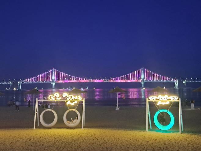 빛으로 물든 광안대교의 밤.
