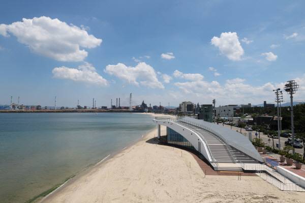 18년 만에 개장을 앞두고 있는 송도해수욕장 전경.