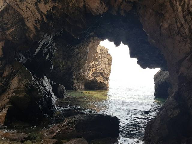 경주 감포 해국길의 용굴.