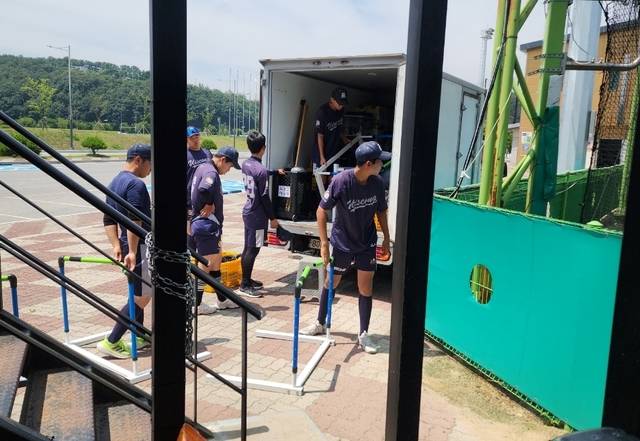 의성고 야구부 선수들이 사용 중단 통보를 받은 뒤 삼국유사 야구장에서 짐을 빼고 있는 모습.