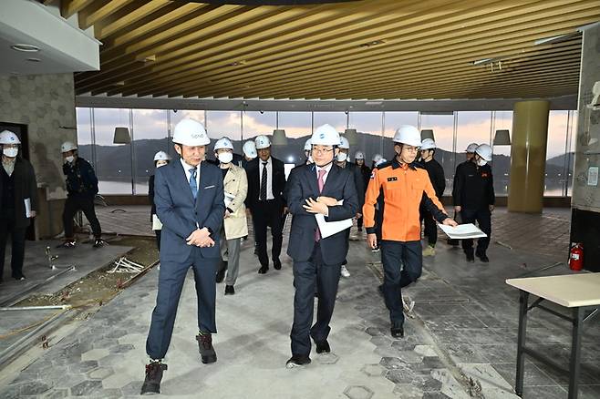 이철우 도지사가 APEC 회원국 정상들이 머무를 PRS객실 준비 상황을 살펴보고 있다. 경북도 제공