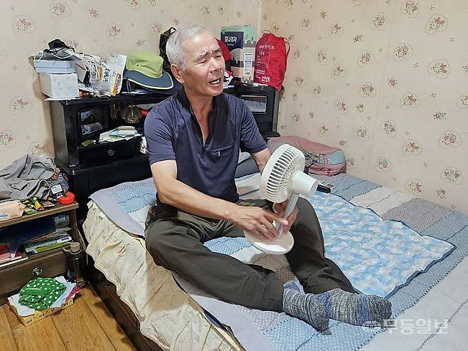 지난 9일 오후 광주 동구 대인동 쪽방촌에 거주하는 이진우씨가 방 안에서 작은 선풍기로 더위를 식히고 있다. 강주비 기자